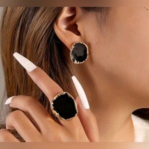 Elegant Black and Gold Gemstone Ring!